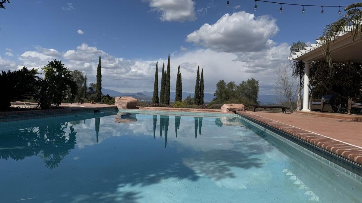 Views & Pool Retreat * Riverside