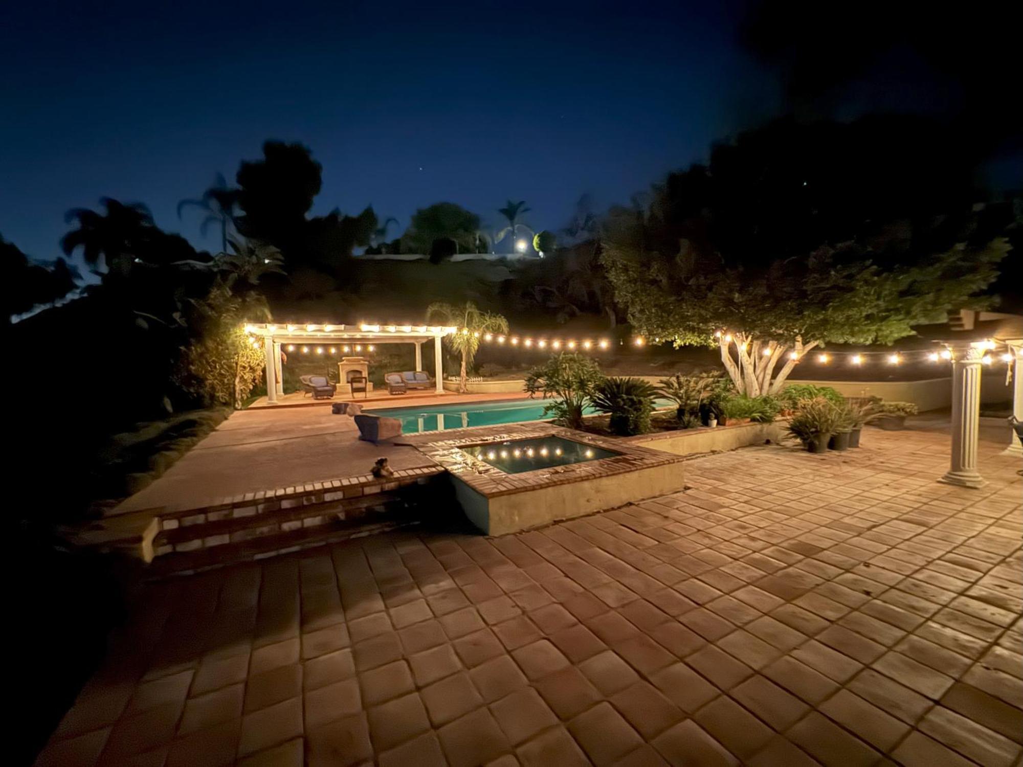 Views & Pool Retreat * Riverside