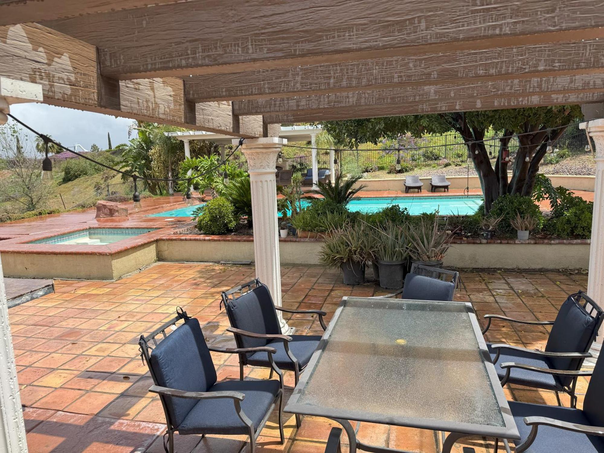 Views & Pool Retreat Riverside
